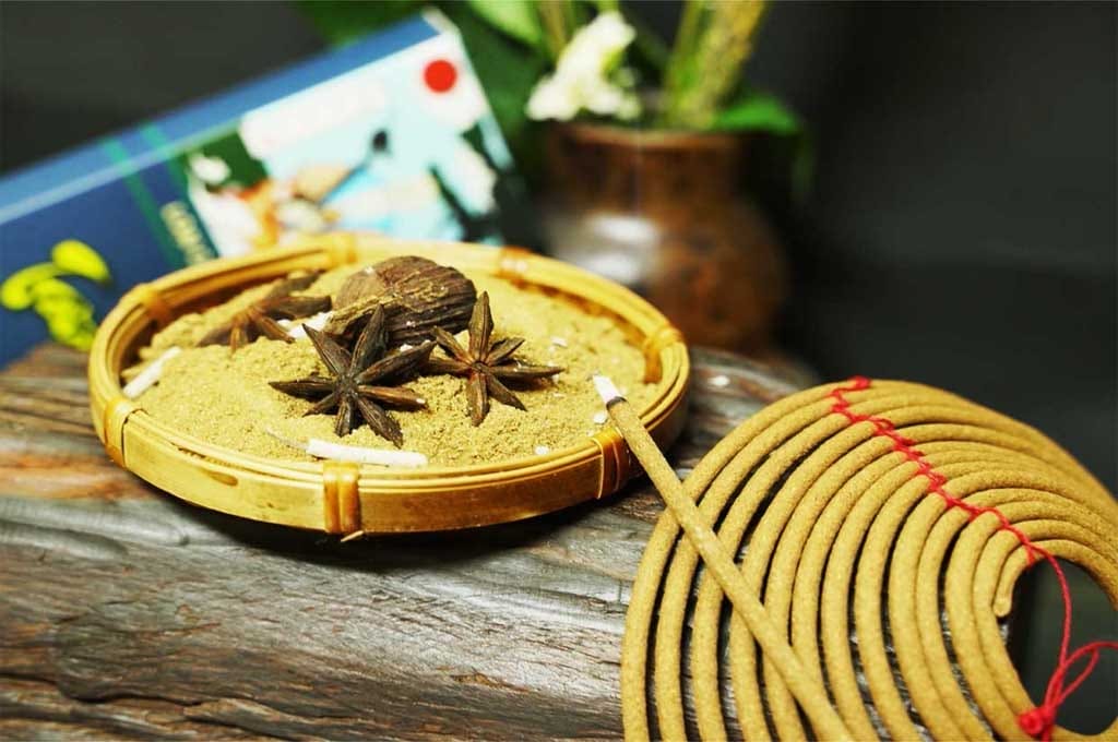 The profession of producing agarwood incense is a traditional beauty that needs to be preserved
