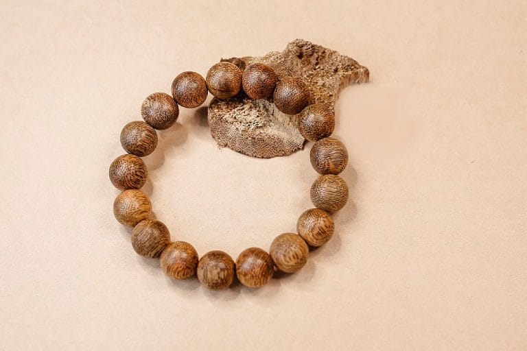 Round beaded agarwood bracelets are suitable for all ages